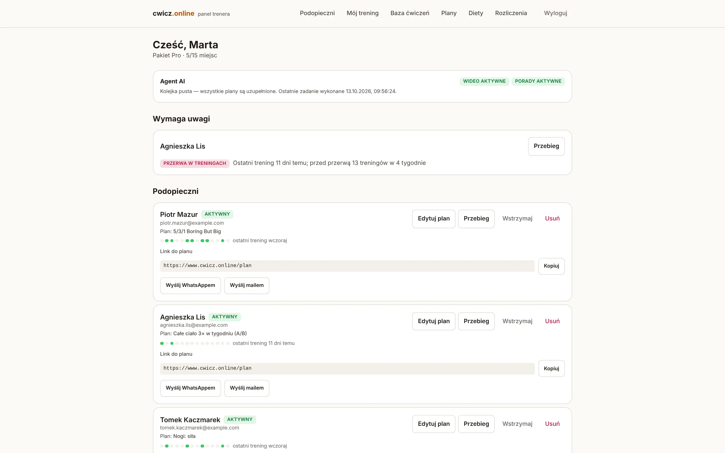 Panel trenera cwicz.online — status agenta AI, sekcja „Wymaga uwagi” i lista podopiecznych z planem i serią treningów każdego z nich